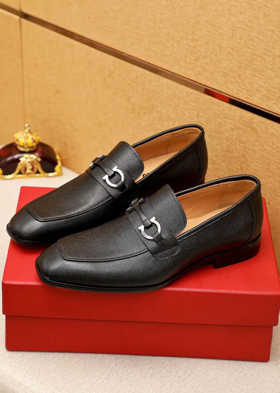 Men's shoes 💰442 💐 Product trademark: Ferragamo "Ferragamo" casual leather shoes Regular size: 38-44 (45.46🉑️customized) Product materials: Selected imported first-layer cross-grain cowhide upper + original hardware buckle, imported water-dyed cow leather lining. Strong three-dimensional visual effect, combined outsole Color: 1⃣️color optional